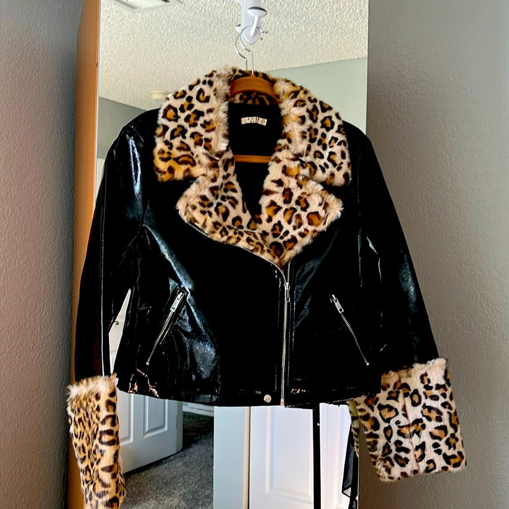 Crop Moda faux black jacket